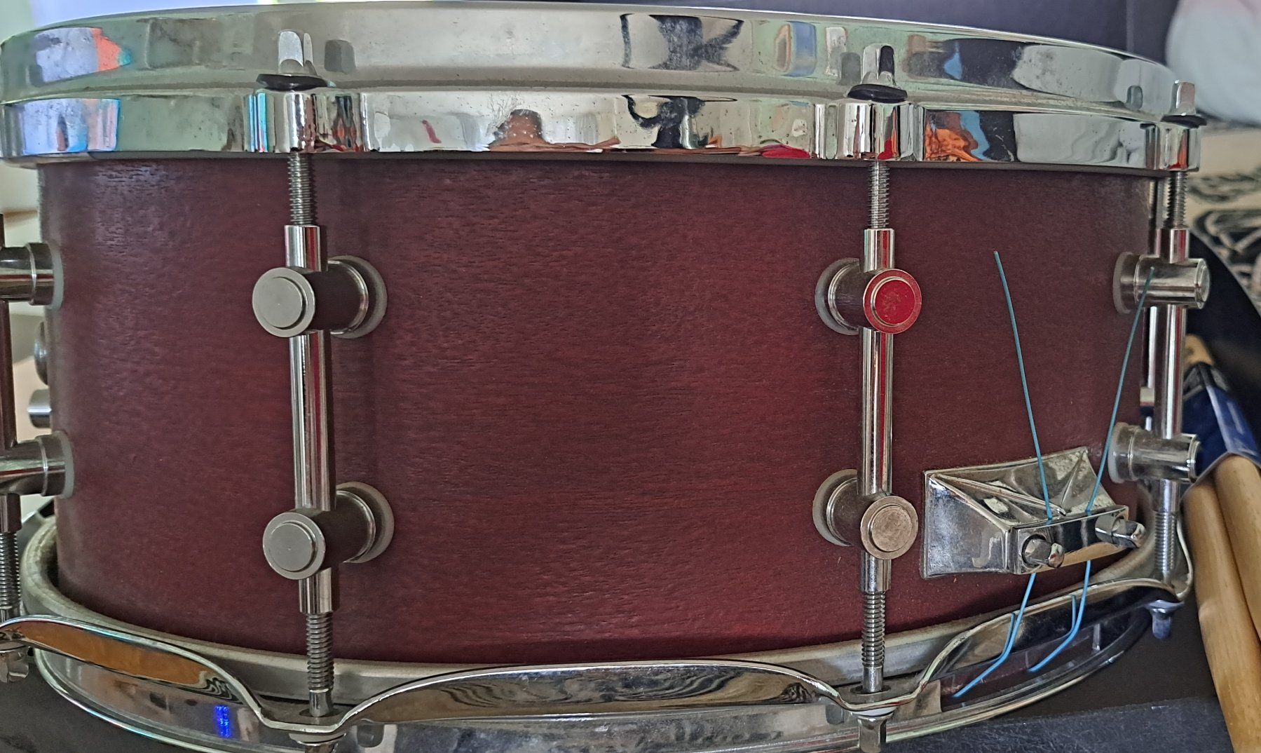 Strumenti musicali: Schalgzeug Snare Drum 14" Mahagoni mit Koffer und Sticks – Usato da Schlieren venduto da Rcaliforni 2