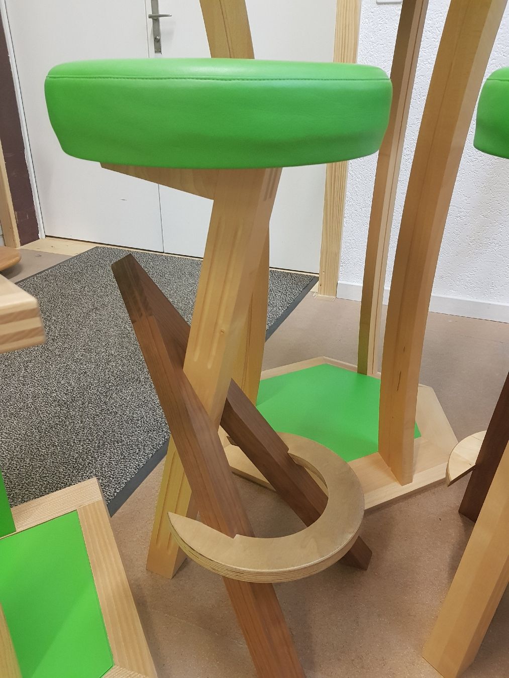 Tische: Bartisch mit Barhockern und Kleiderständer, helles Holz – Neu (gemäss Beschreibung) aus Malters von kesch92 1