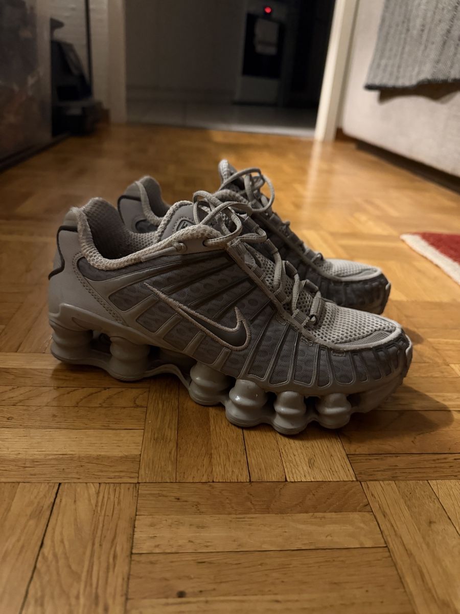 Nike Scarpe da uomo: Nike Shox in grey – Usato da Genève venduto da bri_cf58