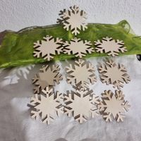 10 grosse Winter Kristall Flocken Holz mit Schnur, neu 8 cm