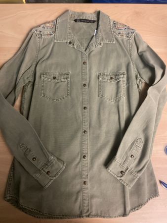 Zara Jeans Hemd Khaki mit Stickerei, Gr. S, Neu