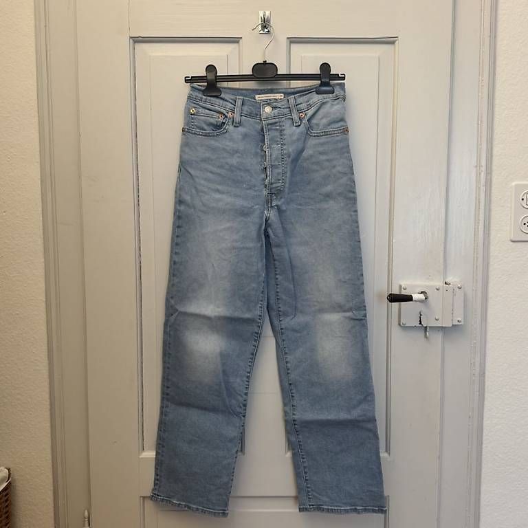 Jeans: Levi's Ribcage Straight Ankle Jeans – Usato da Baden venduto da sinaxli