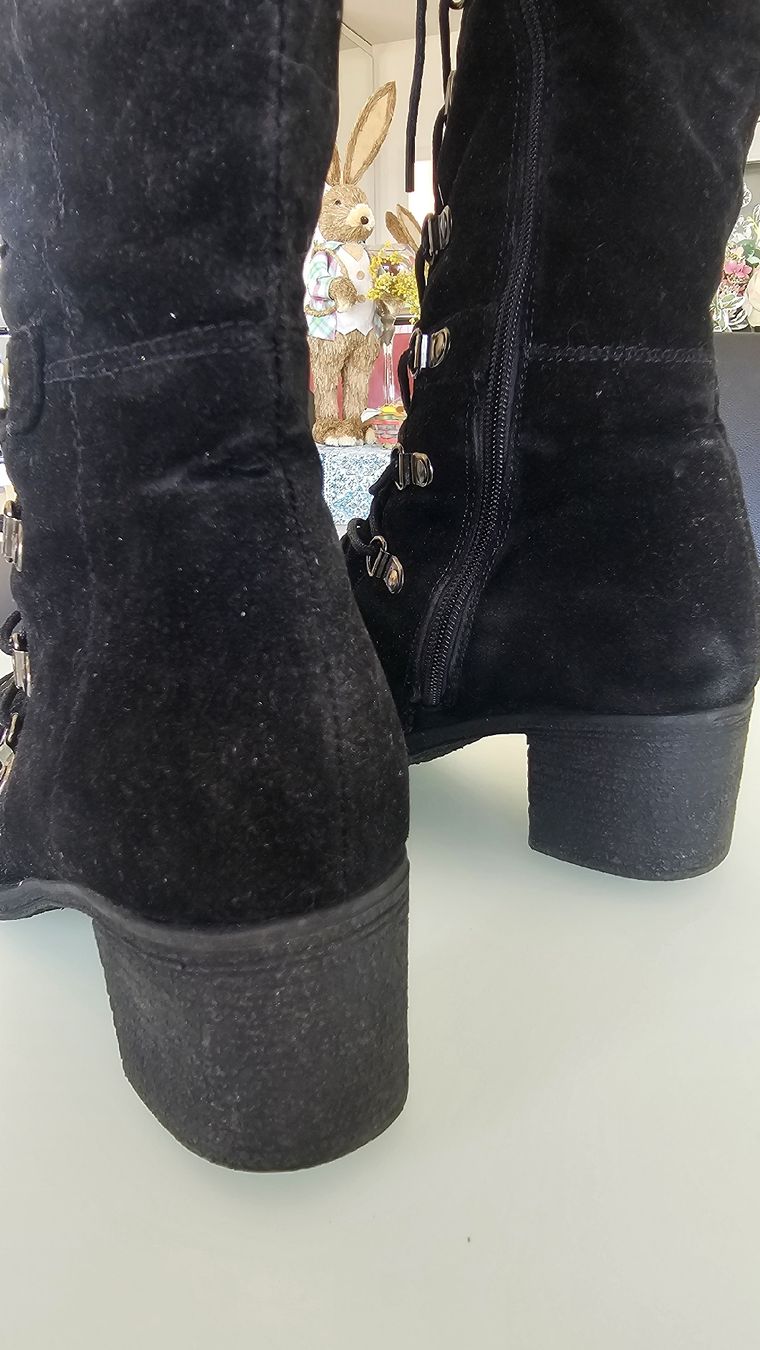 Scarpe per cavalli: Bottes en daim ornées d'un cordon décoratif sur le devant. – Usato da Nax venduto da mojy 3