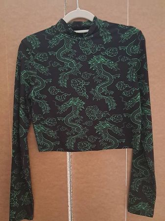 Schwarzes crop- top mit grünen Drachenmuster Gr. S