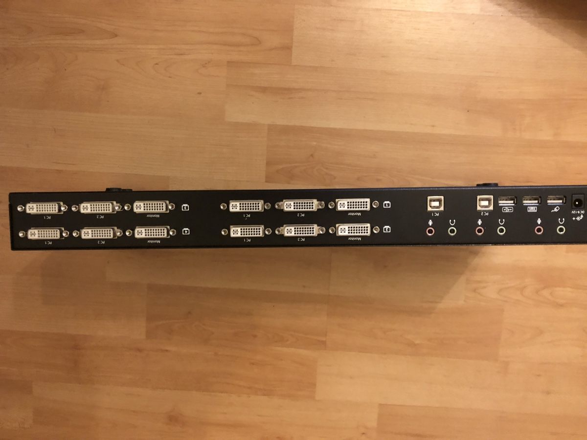 Hub & Switch: Switch 2x PC, 4x Bildschirme Startech – Usato da Hombrechtikon venduto da Kolia2012 1
