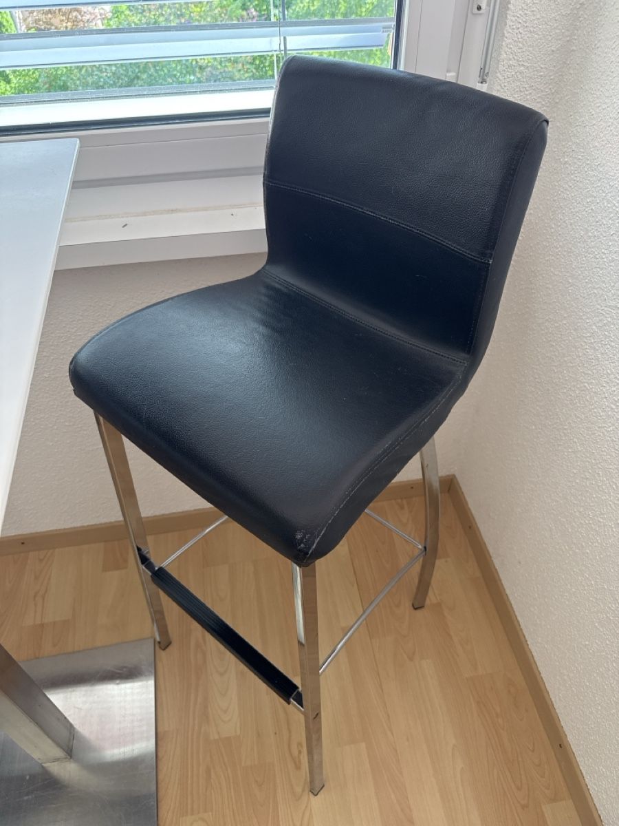 Set de table et chaises: Stehtisch mit 2 Barhockern Leder schwarz/Chrom – D'occasion à Pfäffikon ZH par Fruchtsaft 3