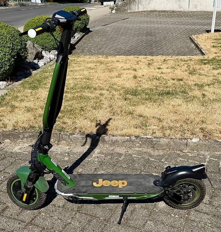 Scooters: 2x Jeep JAD Advanced Safety E-Scooter - Top Zustand – Gebraucht aus Langnau i. E. von Iofner 3