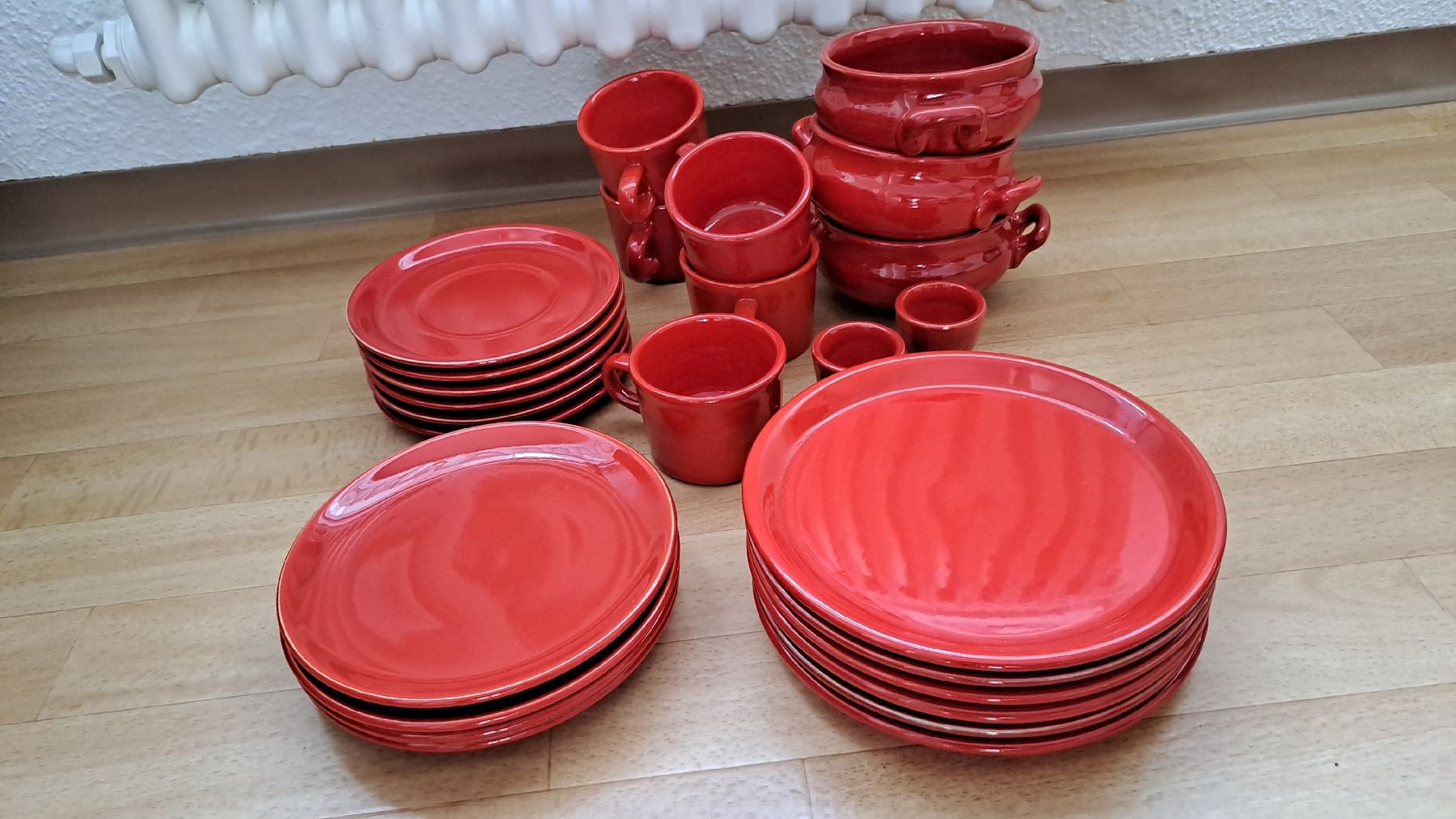 Geschirrsets: Geschirrset 3 - 4 Personen, Rot – Gebraucht aus Glarus von Morana86