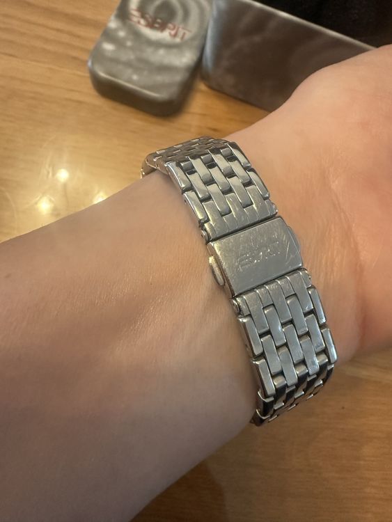 Elegante Esprit Damenuhr mit schwarzem Zifferblatt, Top