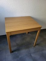 Ausziehbarer Tisch mit 4 Stühlen