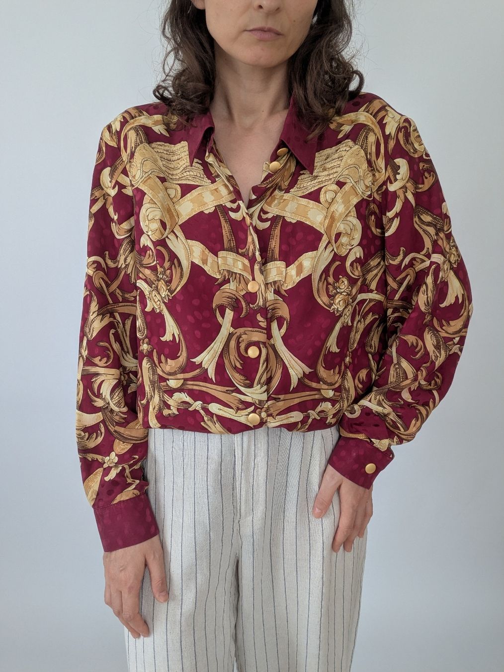 Blusen: Bluse Damen Grösse 44 Seide Bordeaux Muster – Gebraucht aus Rorschach von olg_5qq2