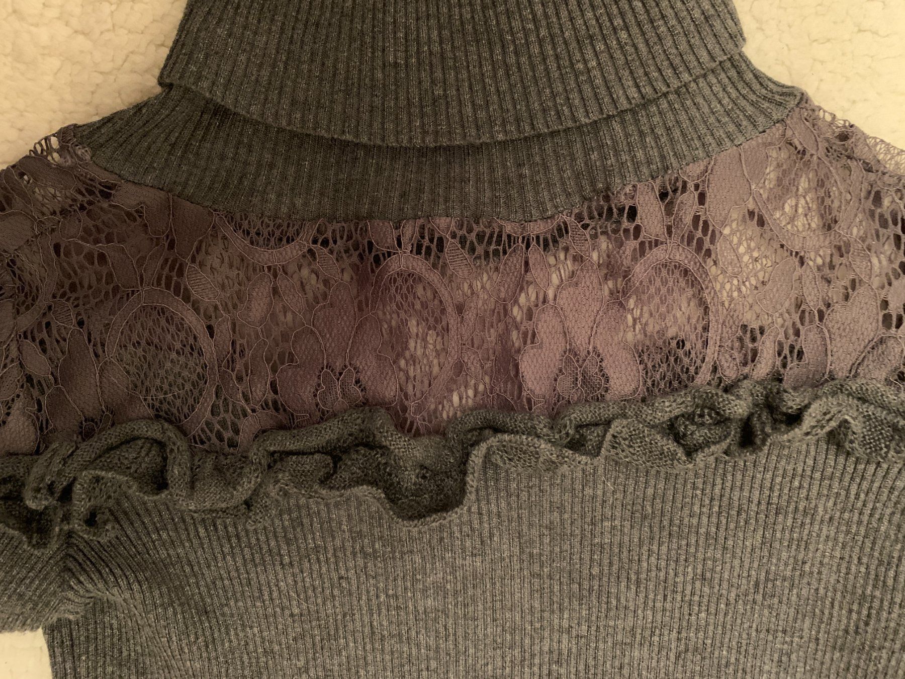 Maglioni & Felpe: Reizvoller schicker Pullover mit Spitze und Rollkragen – Nuovo (secondo la descrizione) da Wangen ZH venduto da olivia20 5