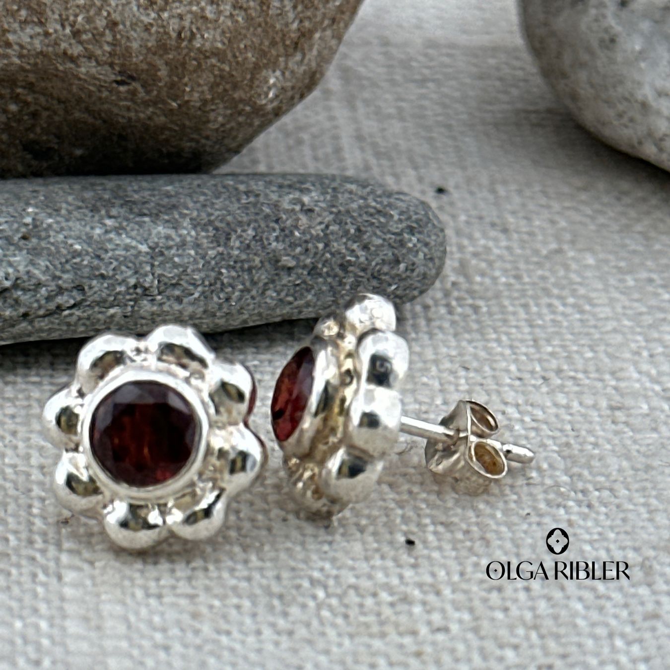 Olga Ribler Boucles d'oreille: Silber Ohrstecker mit Granat – Neuf (Voir description) à Luzern par MonikaS03 2