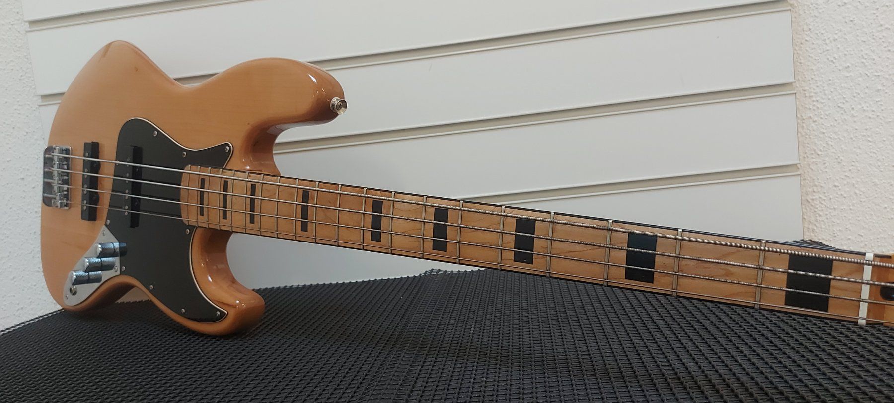 Squier Musikinstrumente: Fender Squier Jazz bass gutem zustand – Gebraucht aus Glattbrugg von Swissmusik 2