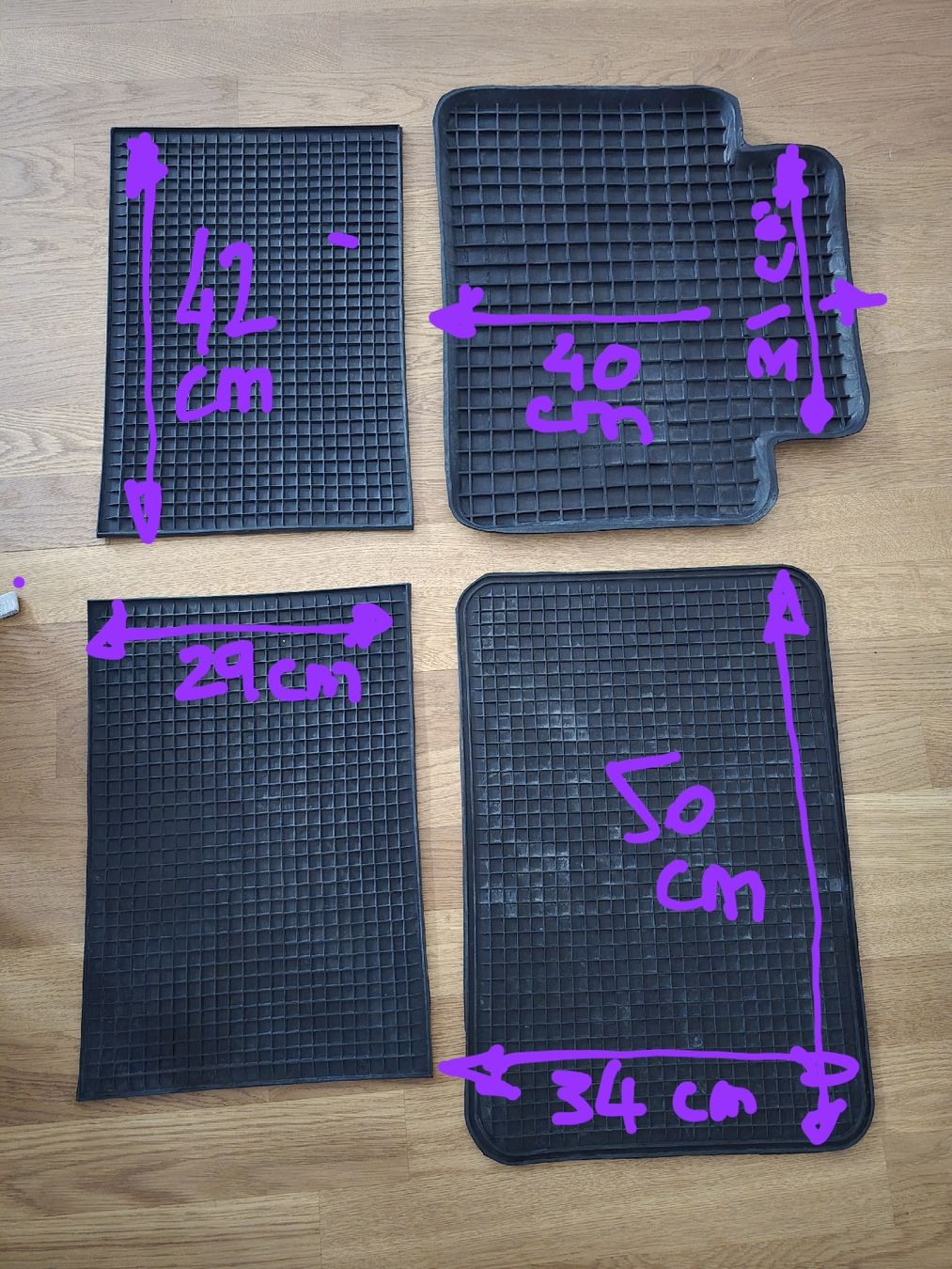 Tappeti & Tappetini: Tapis de sol auto caoutchouc 4 pièces différentes tailles – Usato da BERN venduto da froggyinternationale 1