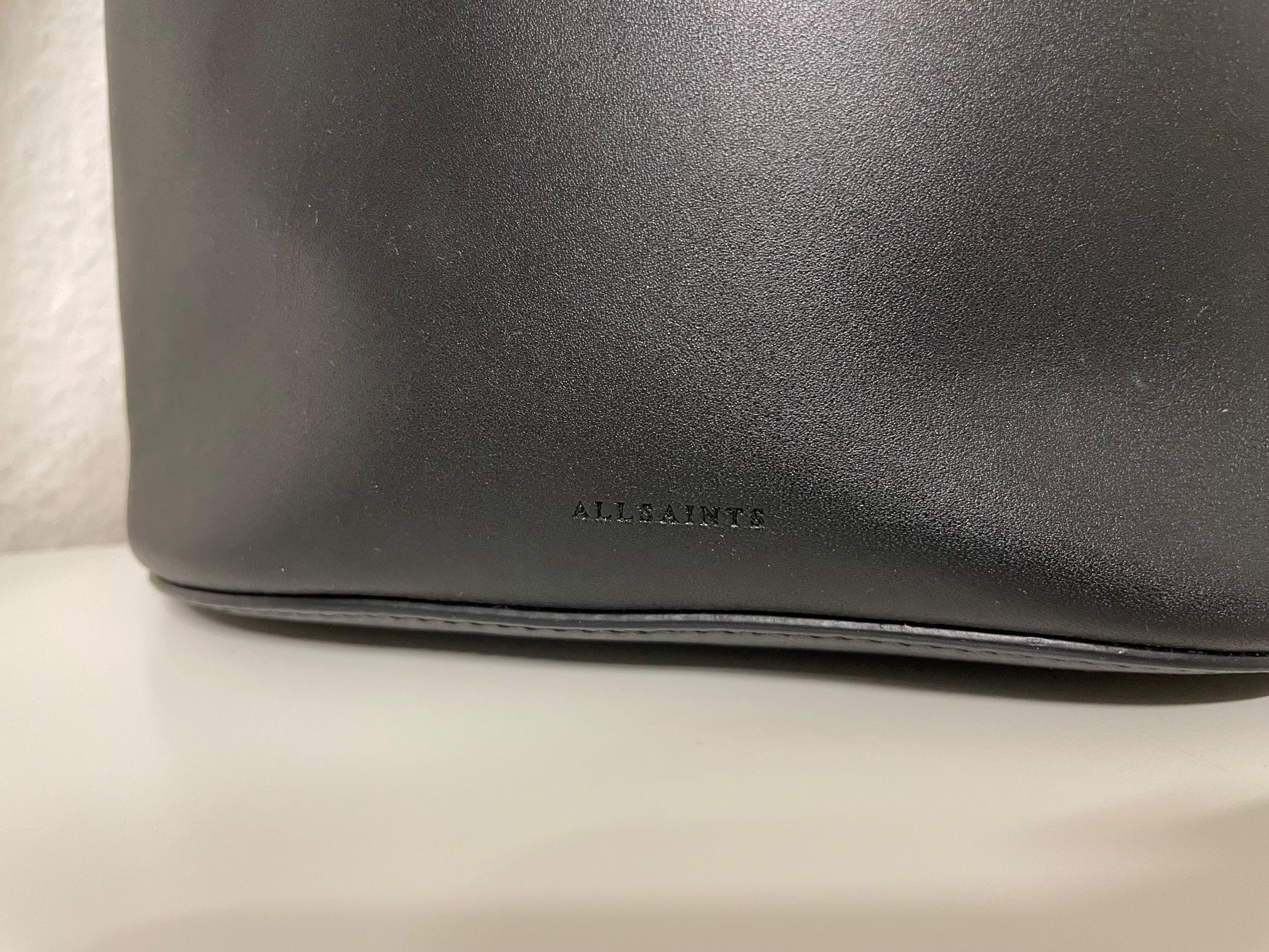 Allsaints Borse da donna: AllSaints Ray Bucket Bag Small – Usato da Basel venduto da Robyn20 5