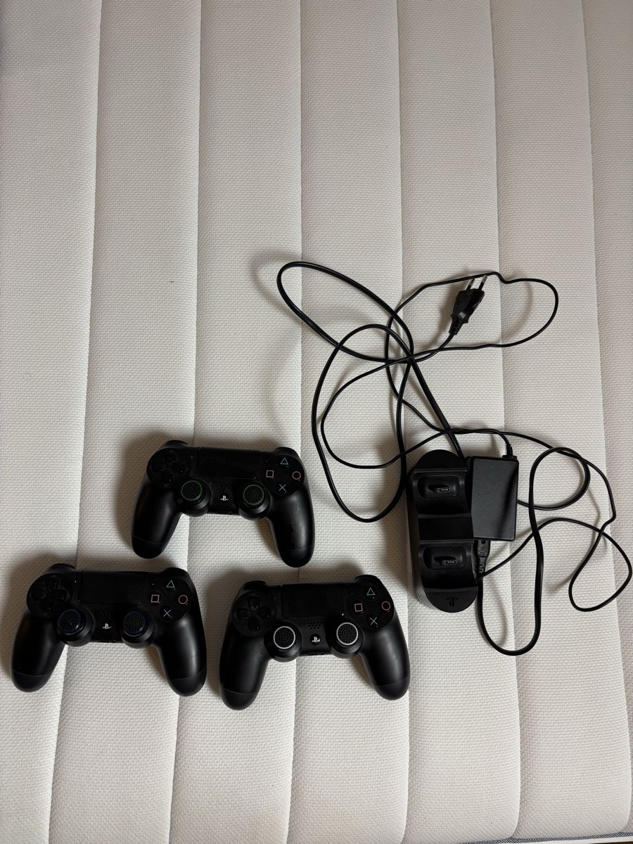 Sony Console: Playstation 4 mit 3 Controllern und Ladestation – Usato da Wallisellen venduto da ketanine 2