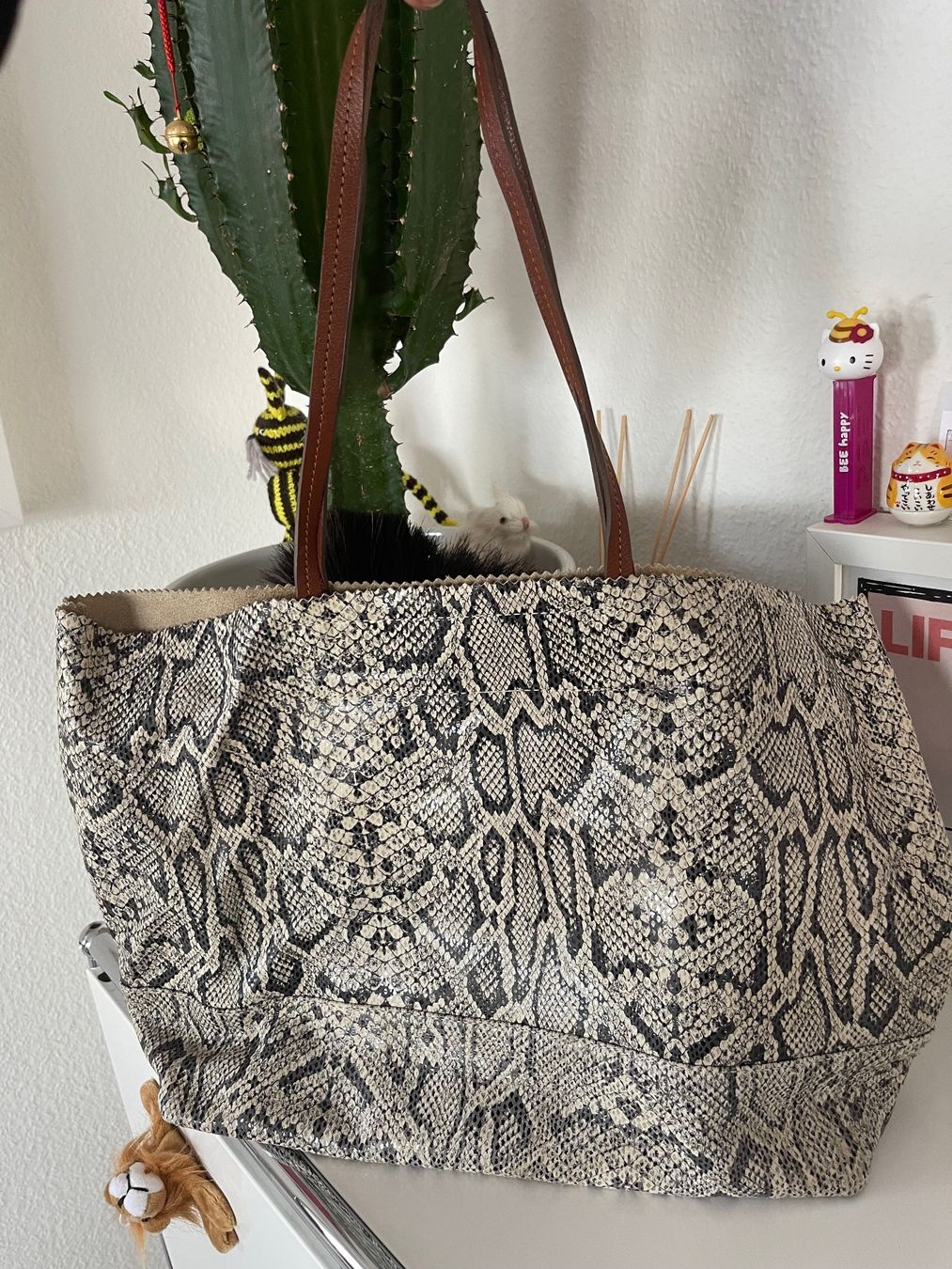Guess Taschen: Galleries Lafayette Leder Shopper Schlangenoptik – Neu (gemäss Beschreibung) aus Zuerich von Moochie