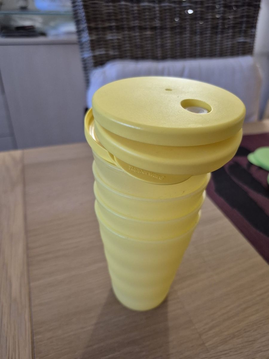 Tupperware Contenitori & Simili: Tupperware Trinkbecher gelb mit Deckel – Usato da Aarau Rohr venduto da keedom 2