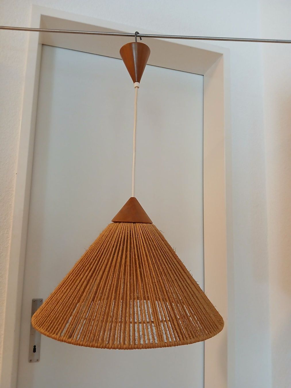 Temde Leuchten Lampadari & plafoniere: Seltene Temde Deckenleuchte 60er Holz mit Sisal – Usato da Zumikon venduto da Vollvintage 5