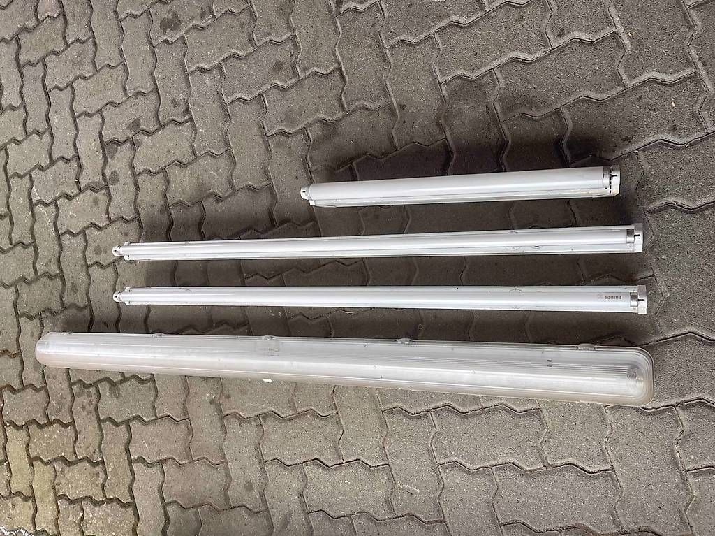 Lampen: Tubes néons avec armature – Gebraucht aus Neuchâtel von Rudjes