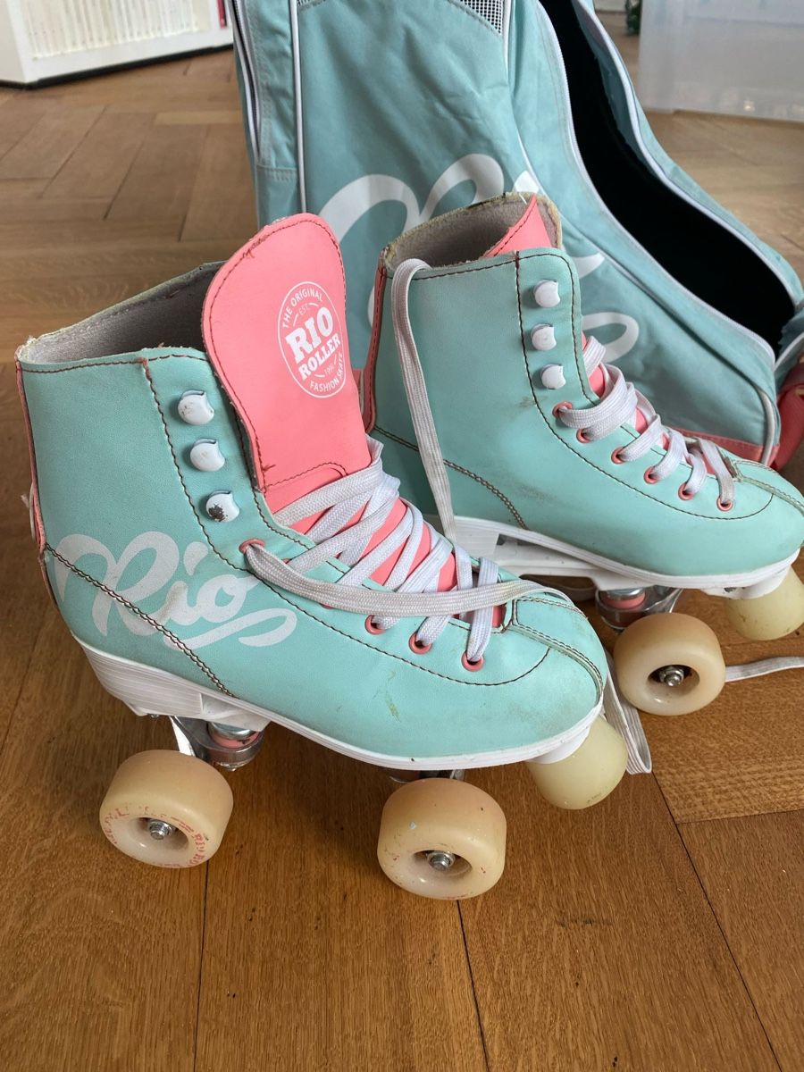 Rio Roller Pattini in linea & Pattini a rotelle: Rio Roller Quad Skates Set, Gr. 35.5 mit Schoner & Helm – Usato da Basel venduto da mingebrand 1