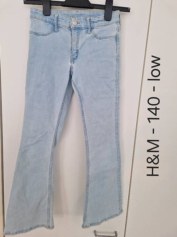 Pantaloni: Sehr gut erhaltene Bootcut/Flared Jeans in 140 – Usato da Olten venduto da mel_8vjv