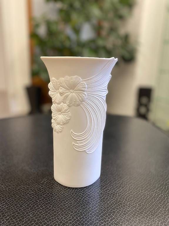 Fein gearbeitete Vase aus Biskuit-Porzellan Kaiser Germany (Gebraucht) in Schaffhausen für CHF 57 – nur Abholung auf Ricardo kaufen