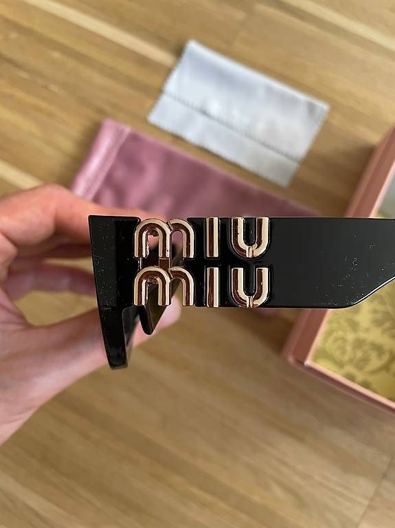 Occhiali & Lenti: Occhiali da sole Miu Miu donna Neri – Usato da Pregassona venduto da has_n8rv 2