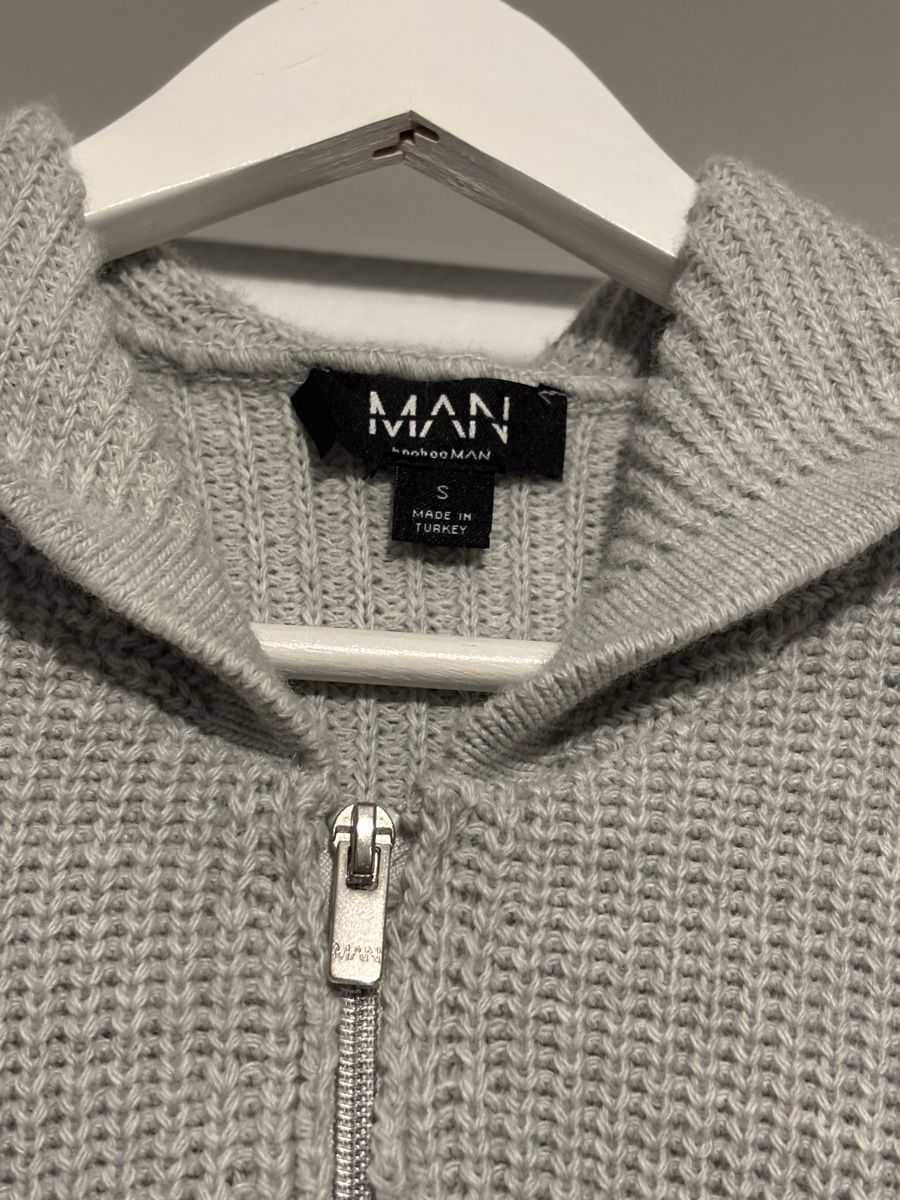Giacche: GRAUE KAPUZENSTRICKJACKE – Nuovo (secondo la descrizione) da Küttigen venduto da Hedimia 1