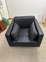 Schwarzer Designer Ledersessel mit Kissen, Top Zustand!