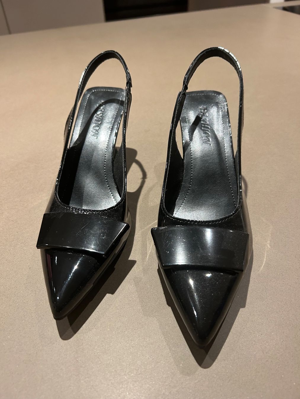 Scarpe da donna: Neue schwarze Lack Slingpumps – Nuovo (secondo la descrizione) da Kilchberg ZH venduto da Anie. 1
