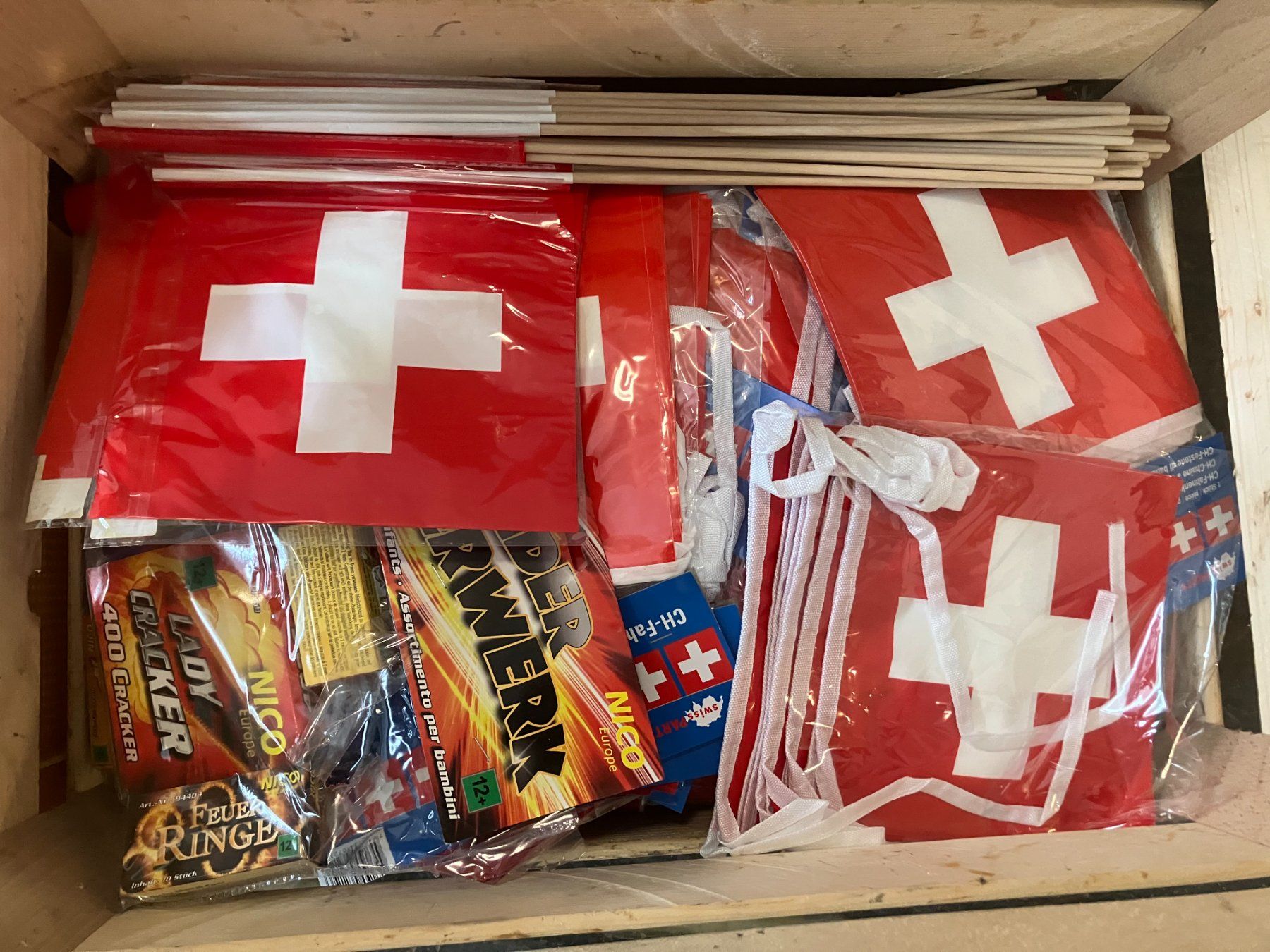 Alle Dekorationen: gr. 1. August Posten mit div. CH Artikeln ab 1.- – Neu (gemäss Beschreibung) aus Lichtensteig von Buy24International 5