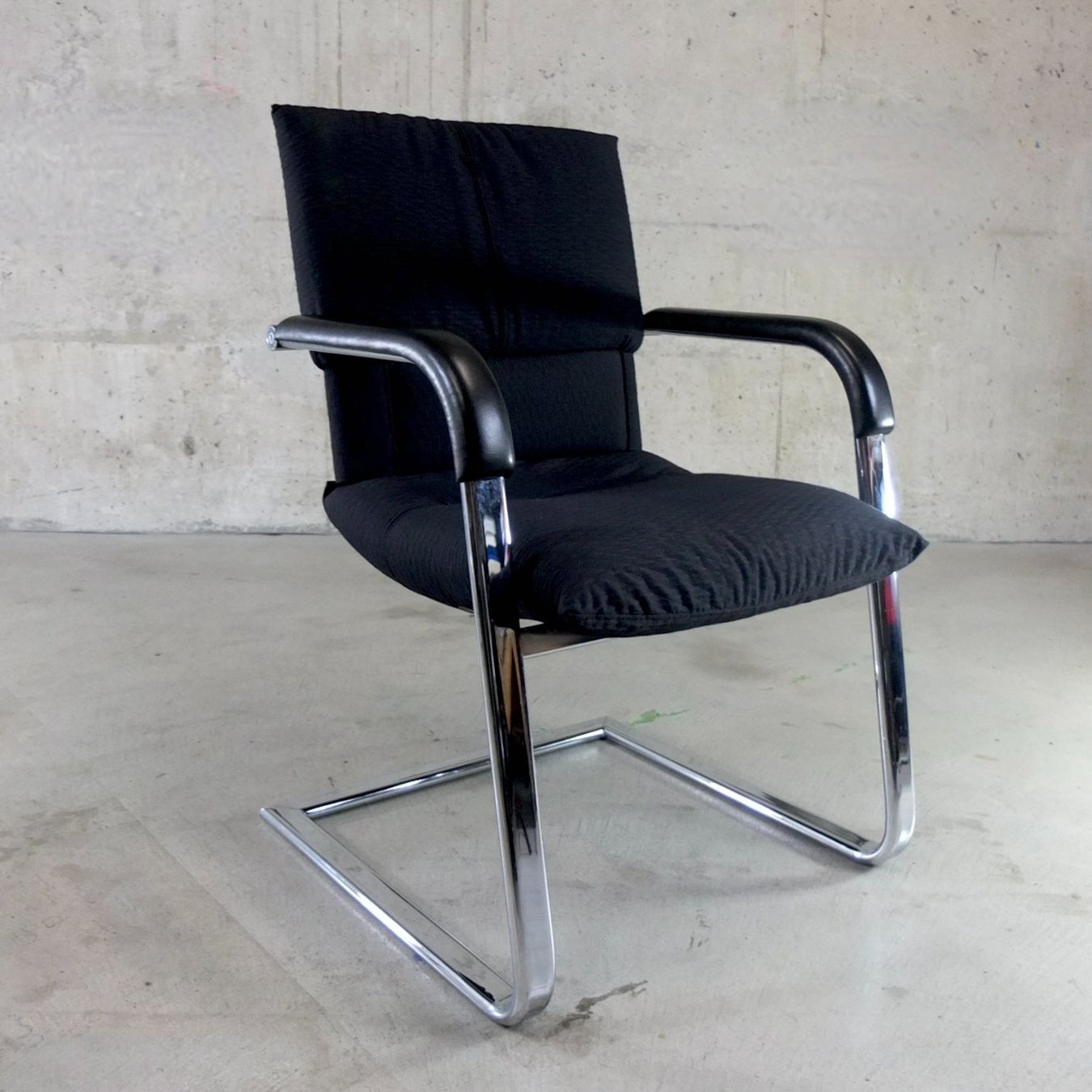 Vitra Poltrone: Vitra Mario Bellini Freischwinger Sessel – Usato da Basel venduto da Brocki-auf-dem-Wolf