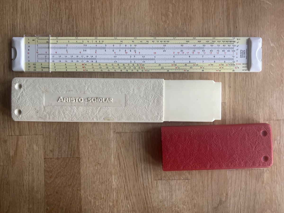 Altro in Scrittura & Disegno: Aristo Scholar Rechenschieber Nr. 0903 + Etui – Usato da Meilen venduto da wehrluzern