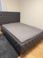 Schwarzes Bett mit Chesterfield-Optik, 140x200 cm, top Zust