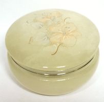 Alabaster-Dose mit floralem Dekor