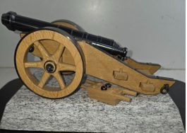Dekorations-Kanone aus Holz und Metall auf Steinplatte