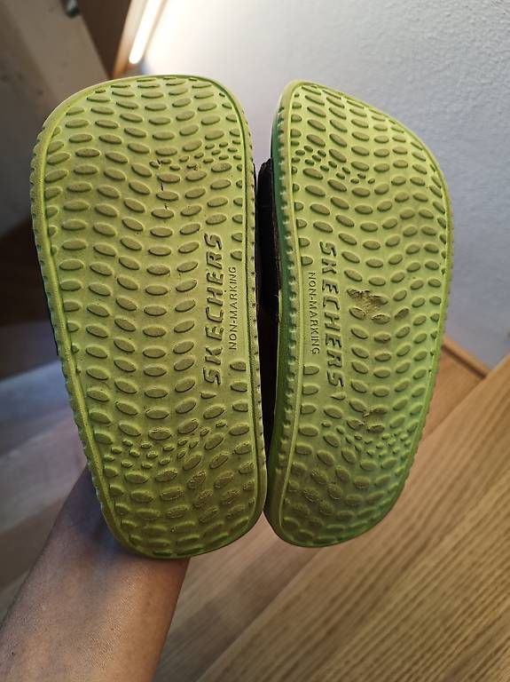 Schuhe für Jungen: Hausschuhe Skechers Gr. 31 – Gebraucht aus Humlikon von Zitrone011 1