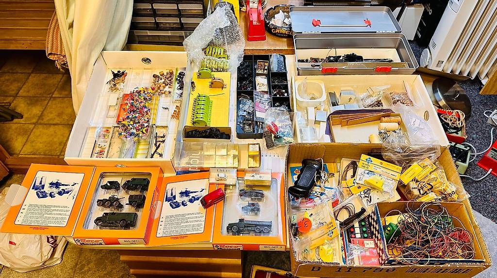 Modellini di ferrovie: Trix Express H0 - Weichen, Gleise, Trafos, Diverses – Usato da Schaffhausen venduto da OggiJoerg 4