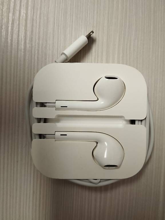 Cuffie: Accessori iPhone Apple  cavo + 2 auricolari  – Usato da Agno venduto da ant_tx57 1