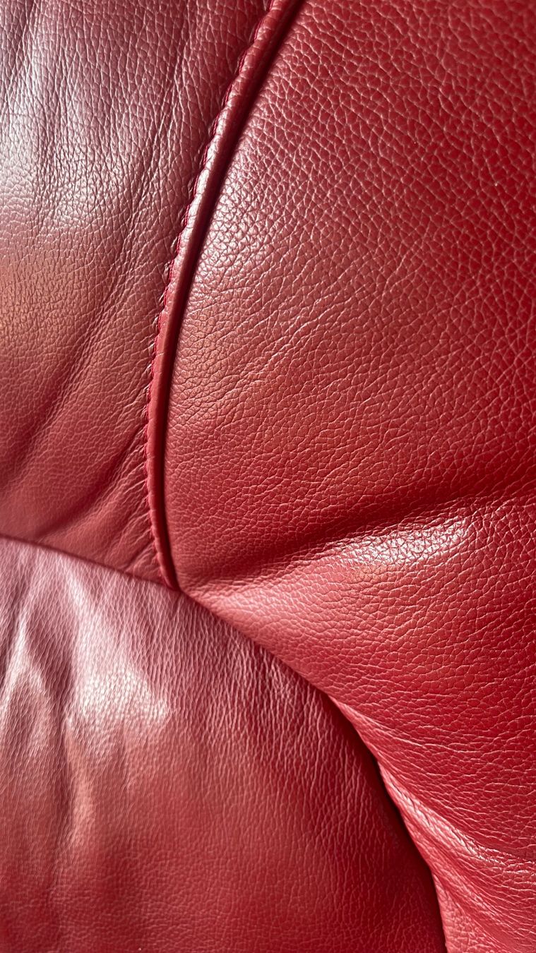 Divani: Zwei Rote Echtleder Sofas – Ideal für Wohnzimmer oder Büro – Usato da Kägiswil venduto da asp_9cd9 7