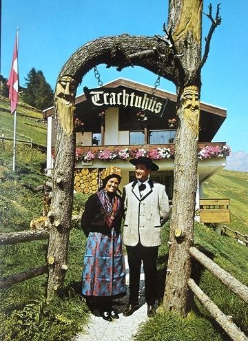 Cartes postales: SAAS-FEE Trachtuhüs – Neuf (Voir description) à Jona par philajona