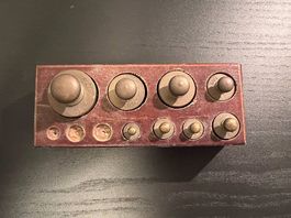 Jeu de poids anciens en laiton avec support en bois