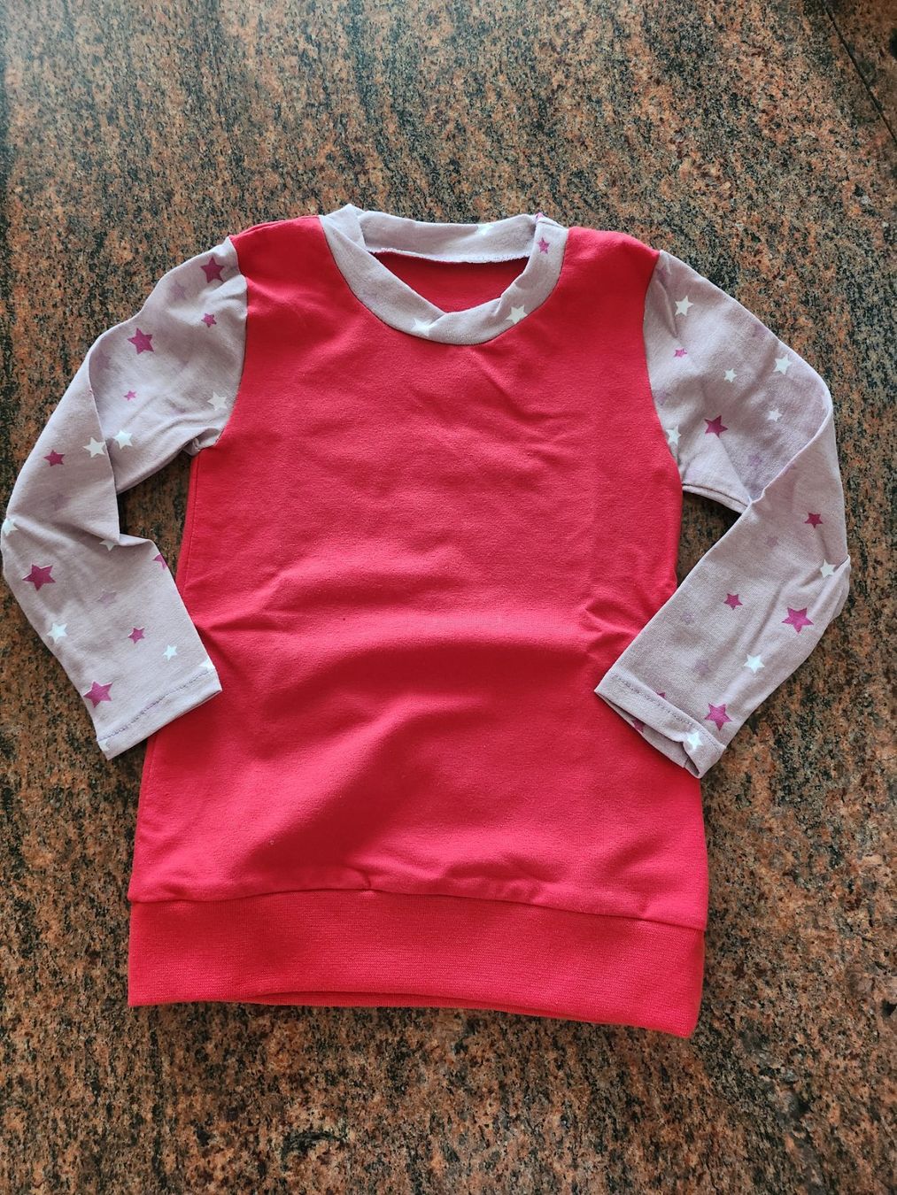 Maglioni & Felpe: roter Mädchenpullover mit Sternenärmel Gr. 80, Handmade, neu – Nuovo (secondo la descrizione) da Othmarsingen venduto da pao_2xld