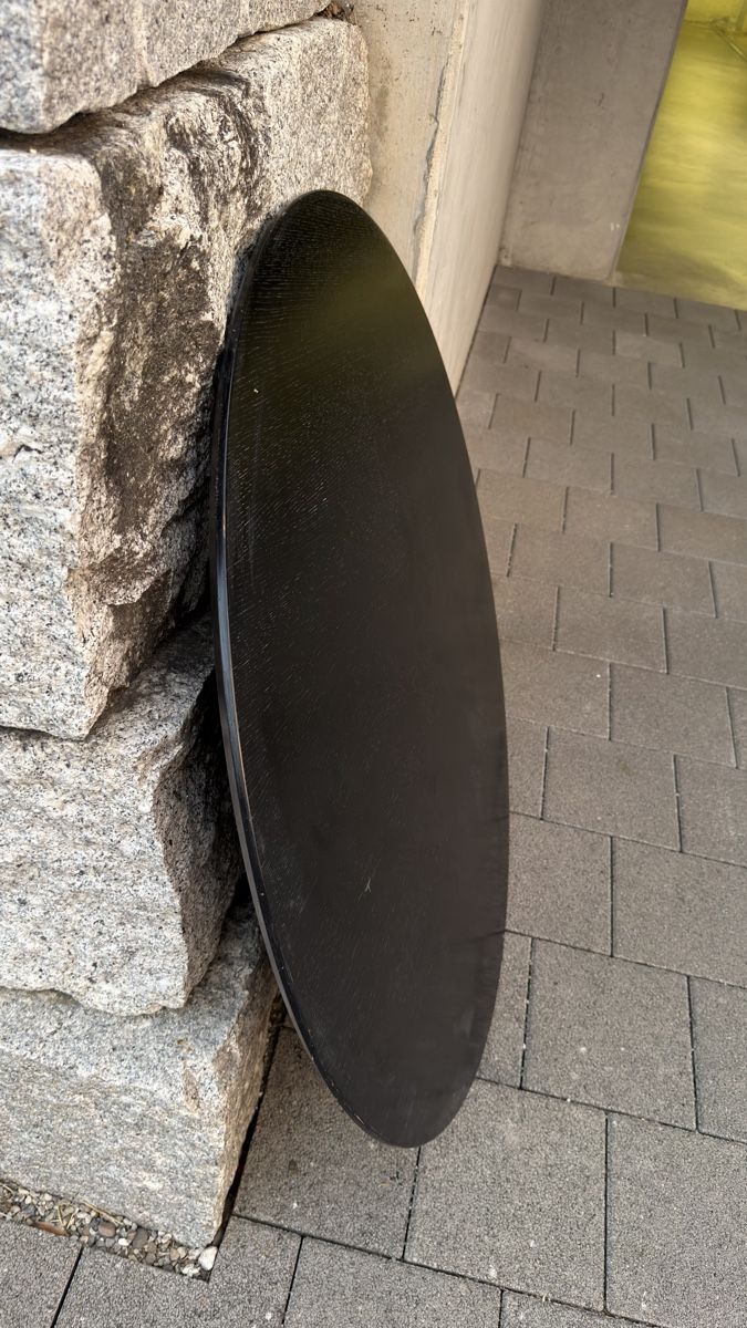 USM Tavoli: USM Kitos Tischplatte rund 111.5cm schwarz, Eiche – Usato da Wolfwil venduto da Poulet60 1