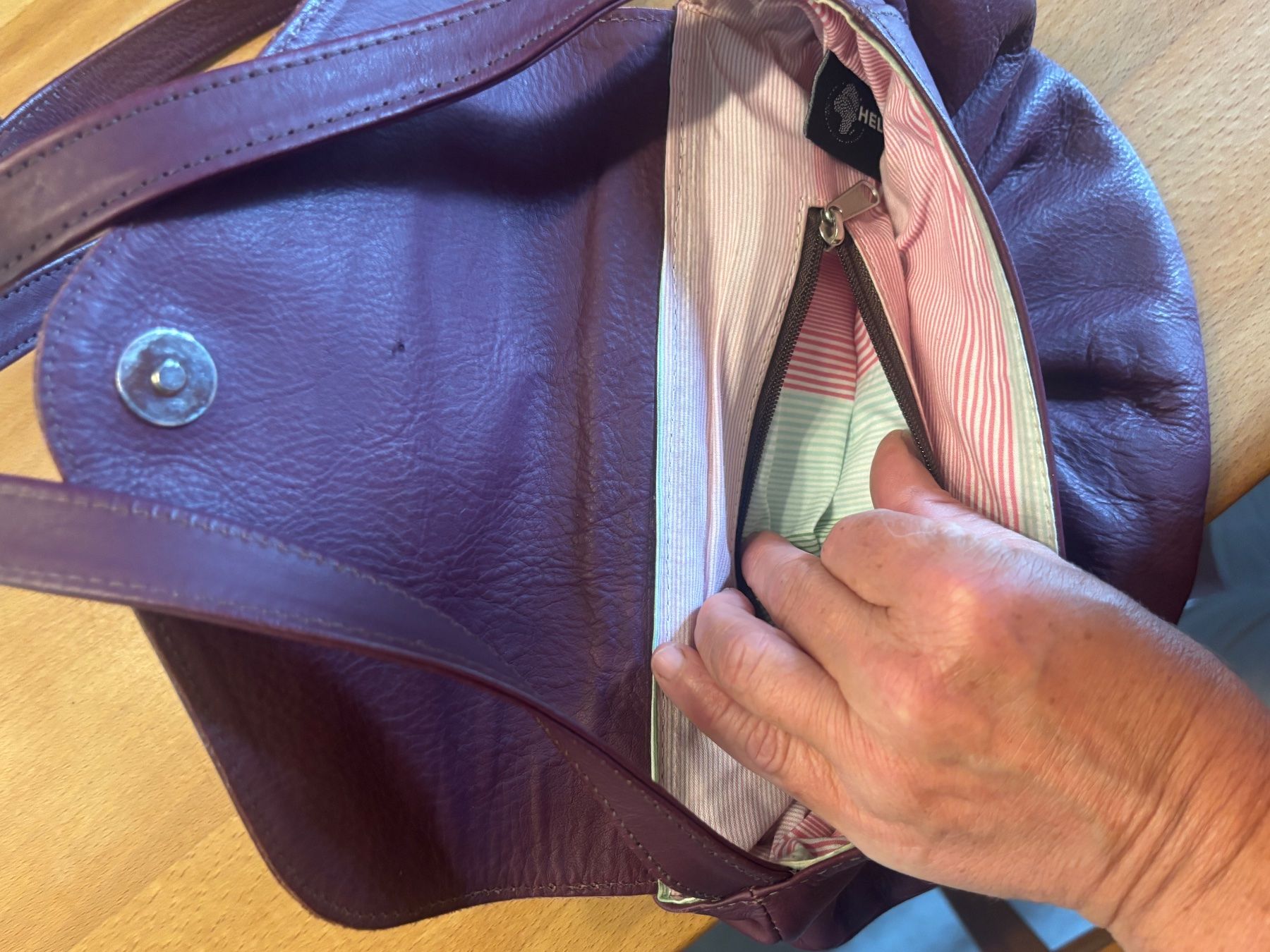 Taschen für Damen: Ledertasche von Helvetas – Gebraucht aus Kaufdorf von nurmir2012 4
