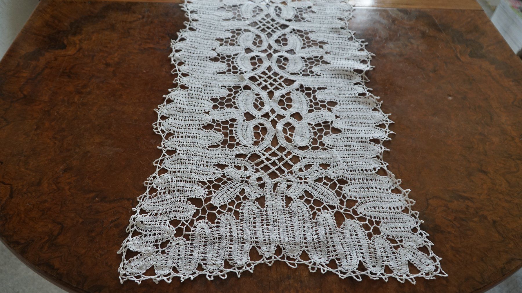 Altra biancheria da tavola: Klöppelspitze Läufer 92x40cm – Usato da Bern venduto da Antikbatik 1