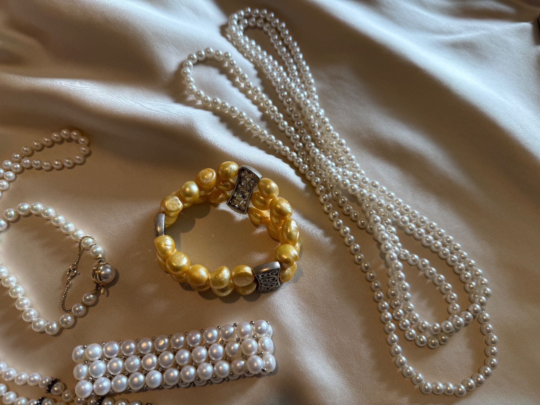 Altri gioielli: Modeschmuck Perlenketten und Armbänder akzeptabel – Usato da Meggen venduto da azmah 1