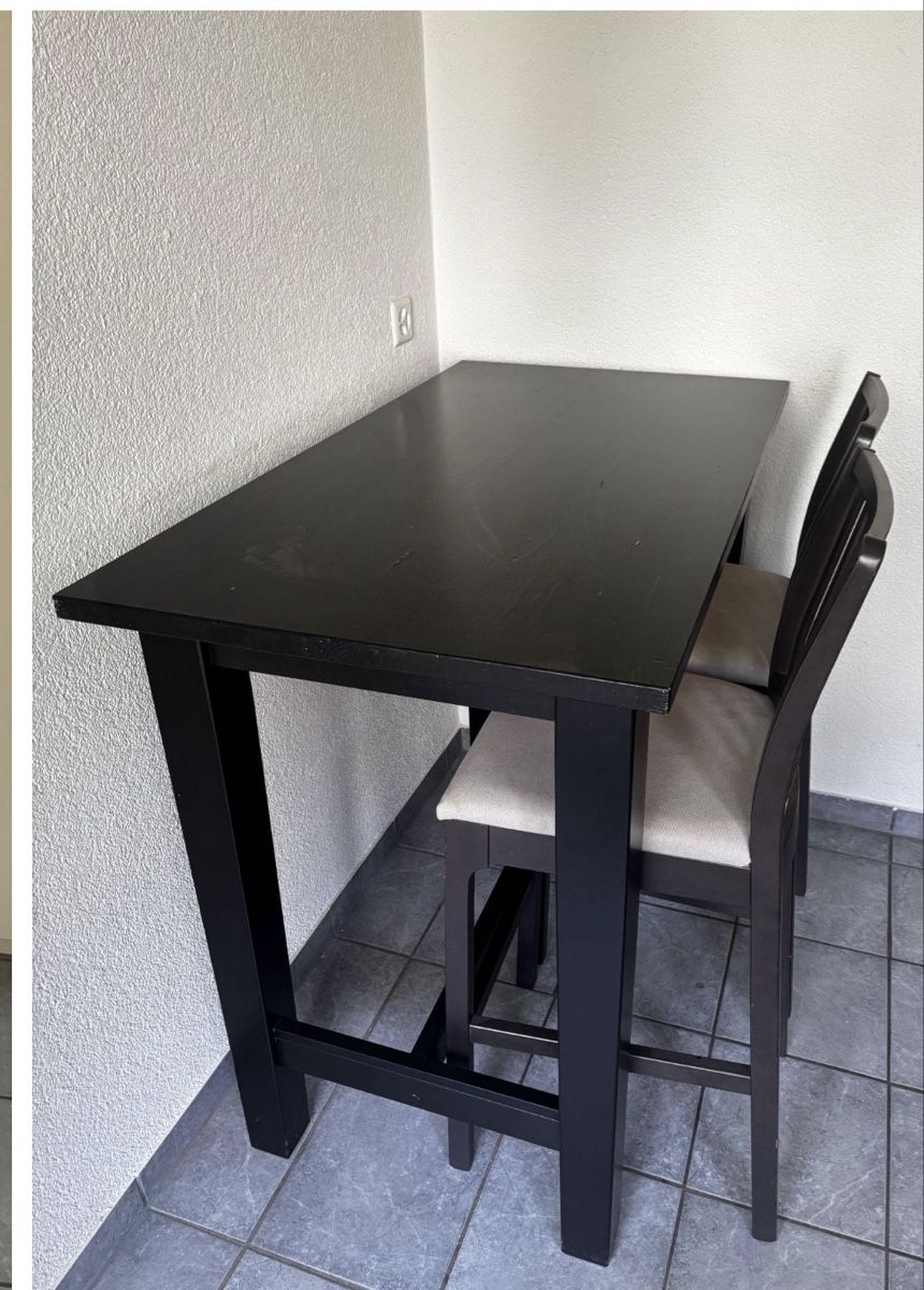 Set di tavolo e panche: High table with 4 chairs – Usato da Zürich venduto da ver_hq28
